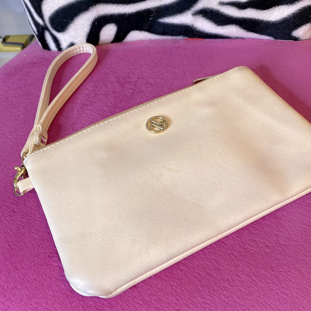 Clutch with portable charger
